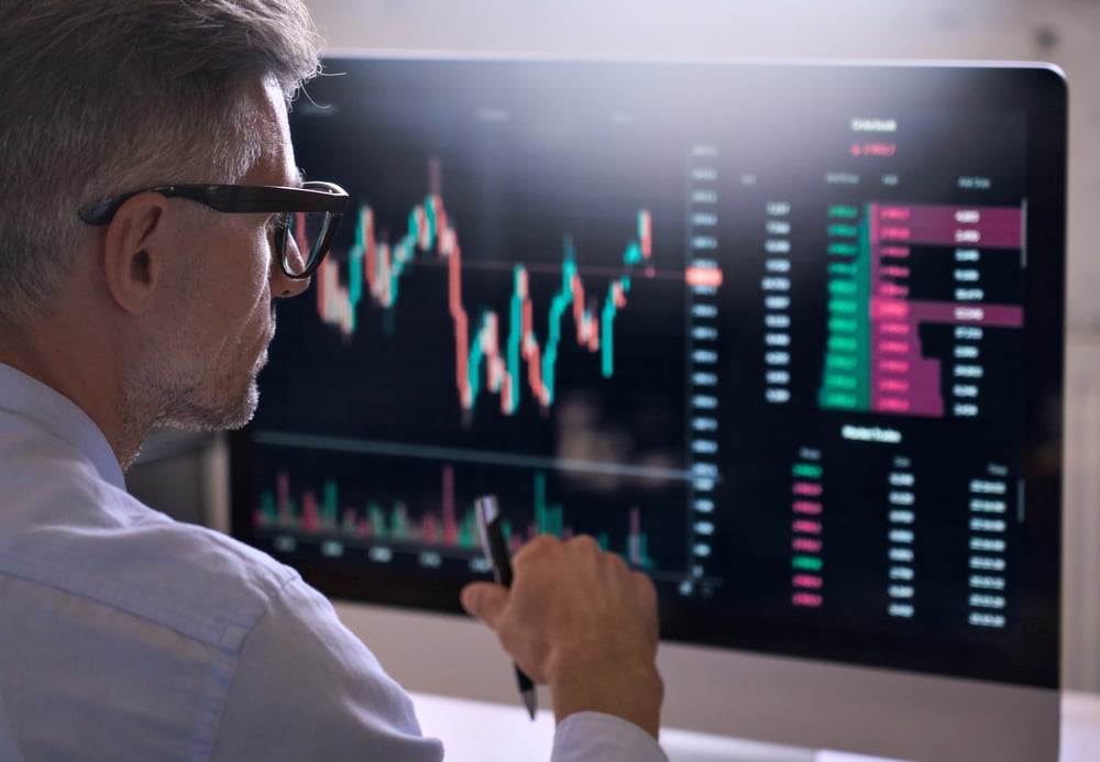 man trading on a desktop - Forex Trading Candlestick Patterns