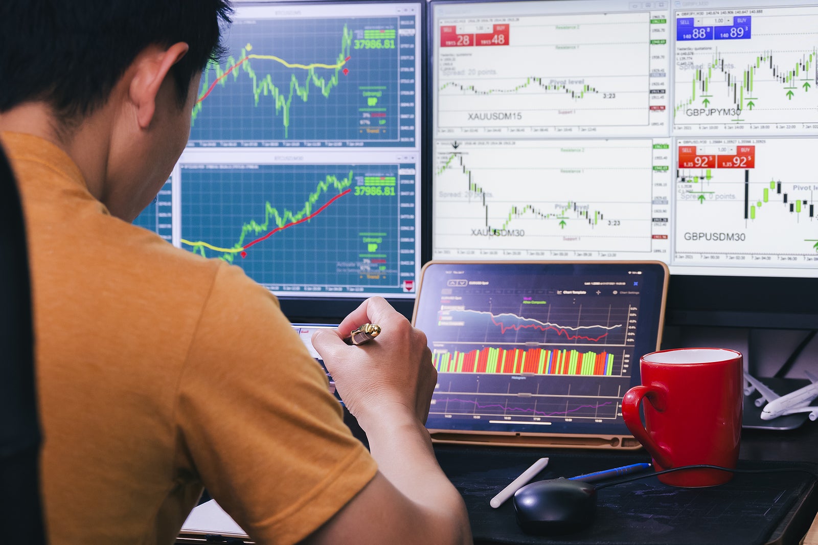 man trading forex - Forex Trading App For Beginners