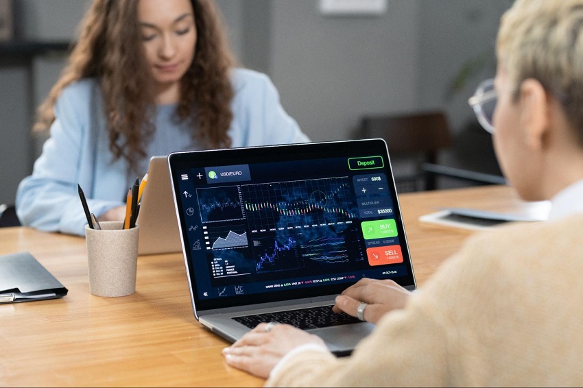 woman traing on a laptop - Forex Algorithmic Trading Strategies