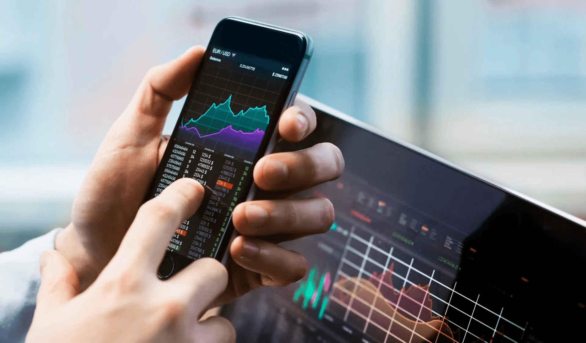 Trading forex on smartphone and laptop - CFD Leverage