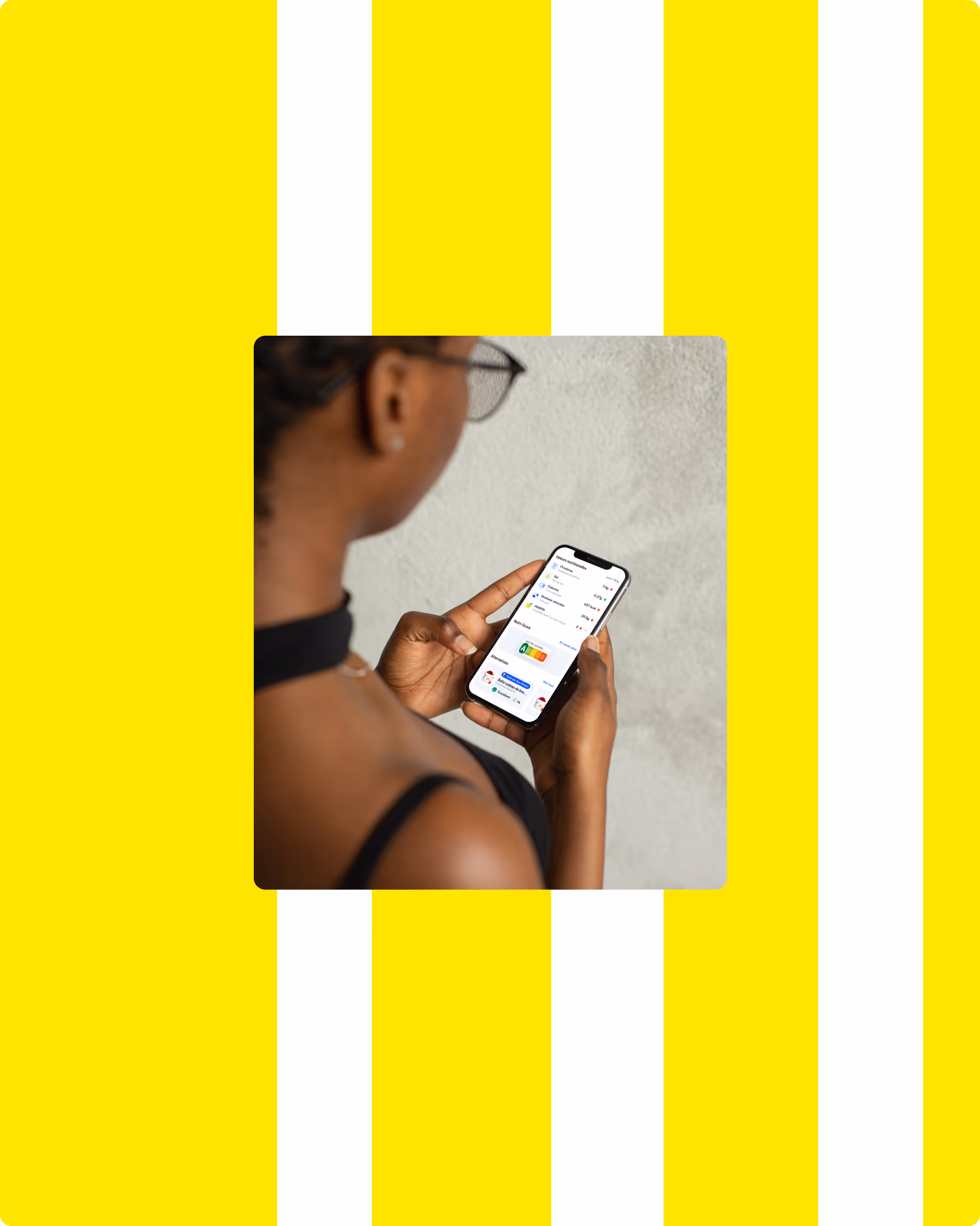 Femme de dos portant des lunettes tenant un smartphone affichant l’application Quelproduit avec interface claire et colorée sur fond gris.