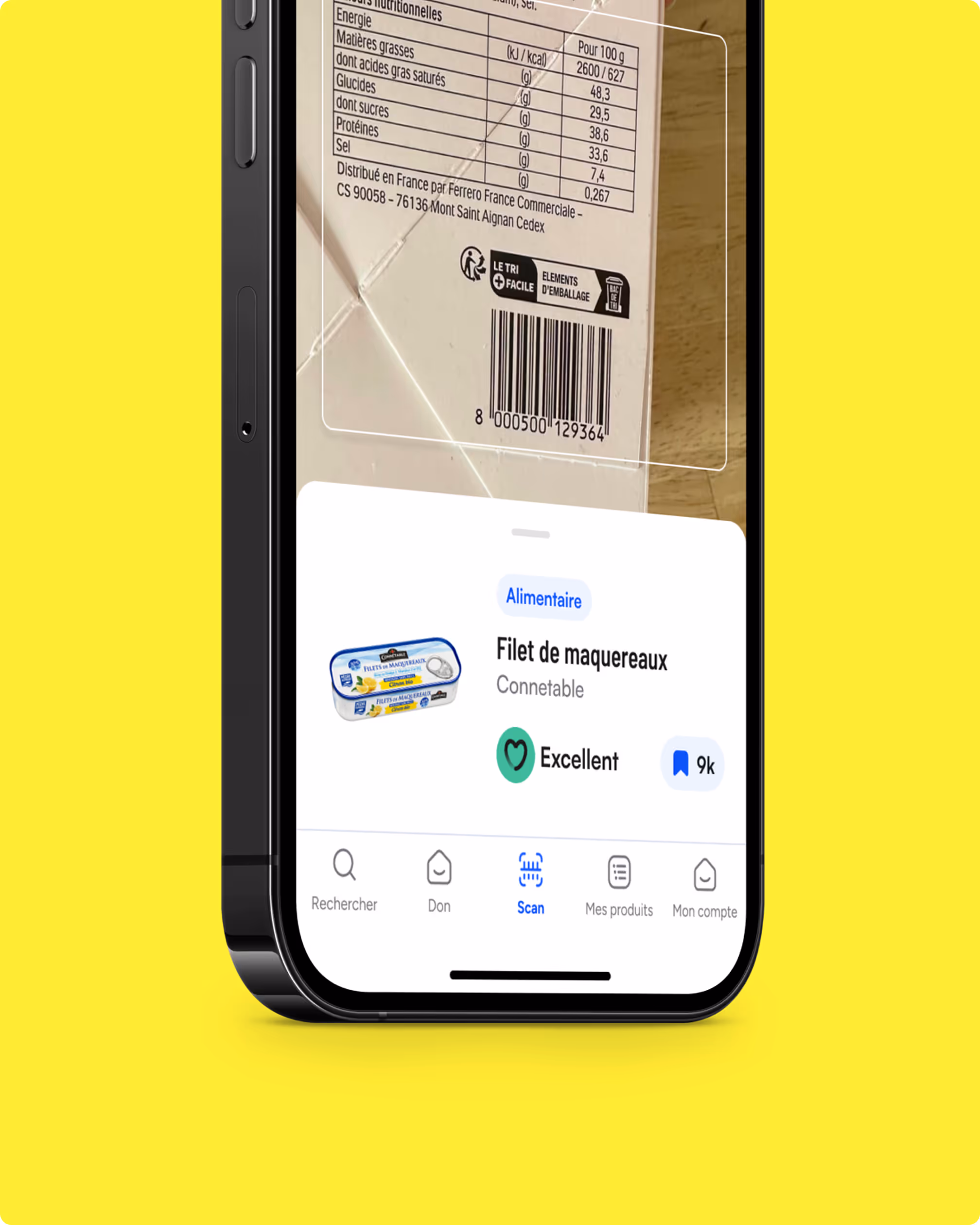 Écran de smartphone montrant le scan d’un code-barres sur un emballage alimentaire avec fiche produit filet de maquereaux et note excellente sur fond jaune.