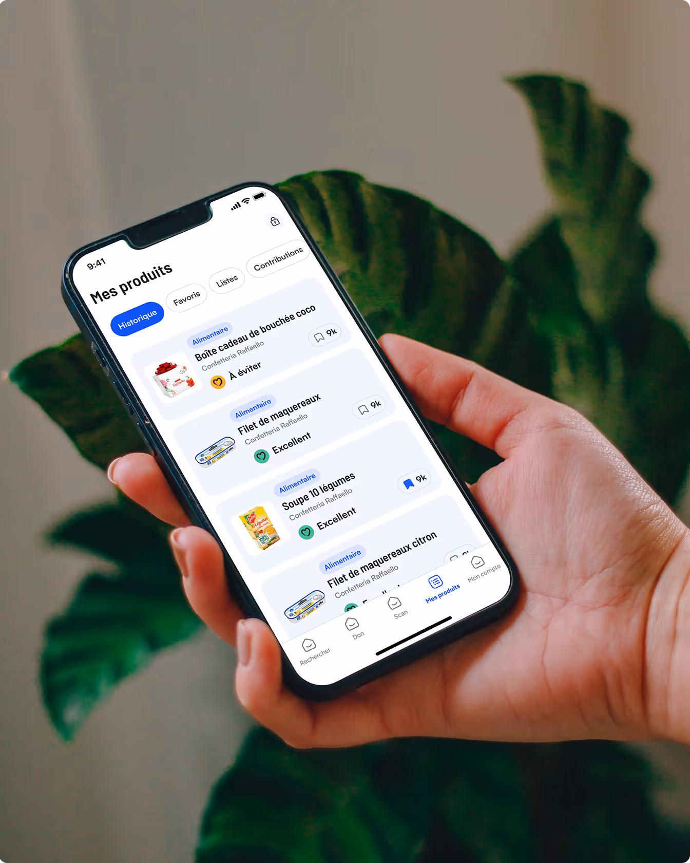 Main tenant un smartphone affichant la section Mes produits de l’application Quelproduit avec fiches alimentaires listées et notées Excellent ou À éviter.