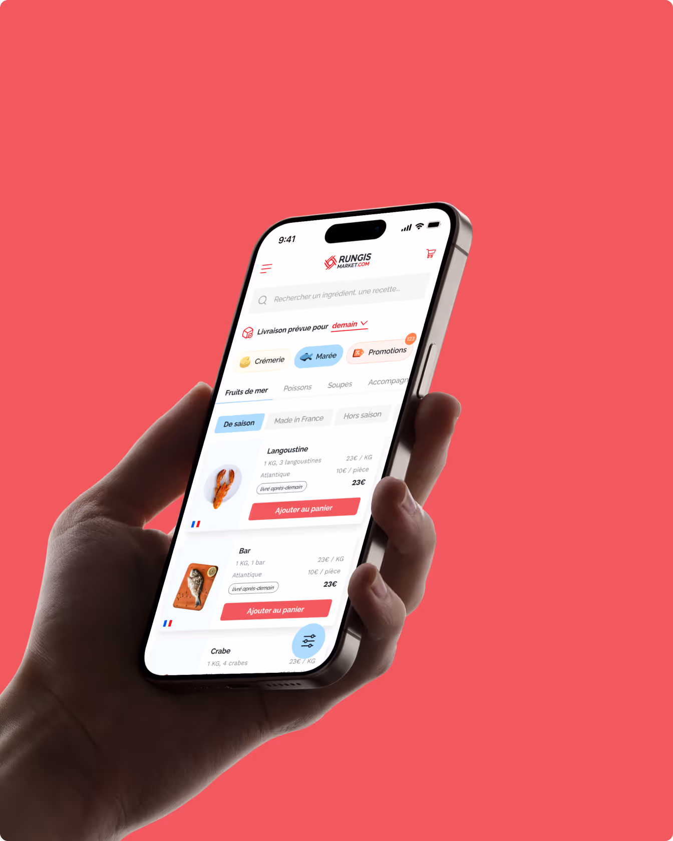 Main tenant un téléphone affichant la catégorie marée de Rungis Market avec poissons et fruits de mer, fond rouge uni.