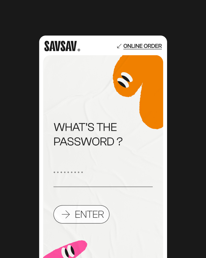 Une page web SavSav affiche un écran de connexion avec champ mot de passe et éléments graphiques orange et rose.