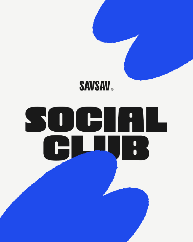 Une affiche graphique SavSav montre l’inscription « Social Club » en noir entourée de formes bleues stylisées.