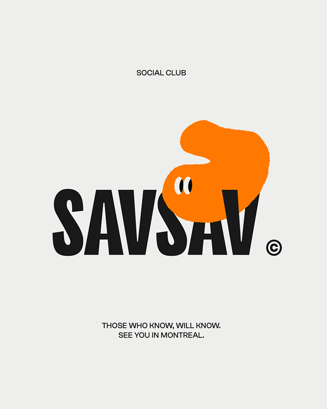 Une affiche promotionnelle SavSav met en avant le logo noir accompagné d’un personnage orange illustré et d’un slogan sur fond clair.