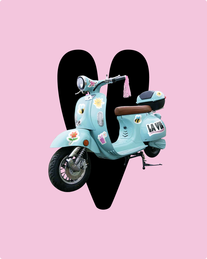 Scooter bleu décoré du logo La Vie devant grand cœur noir sur fond rose.
