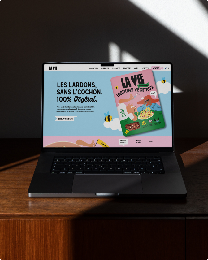 Ordinateur portable affichant site web La Vie avec visuels colorés et slogan.