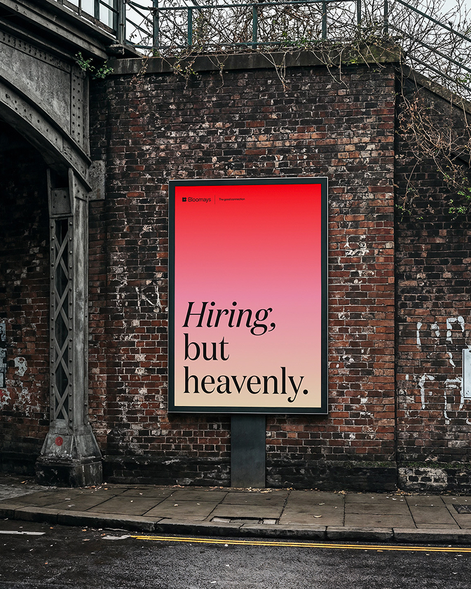 Affiche sur mur en briques avec dégradé rouge et texte Hiring but heavenly.
