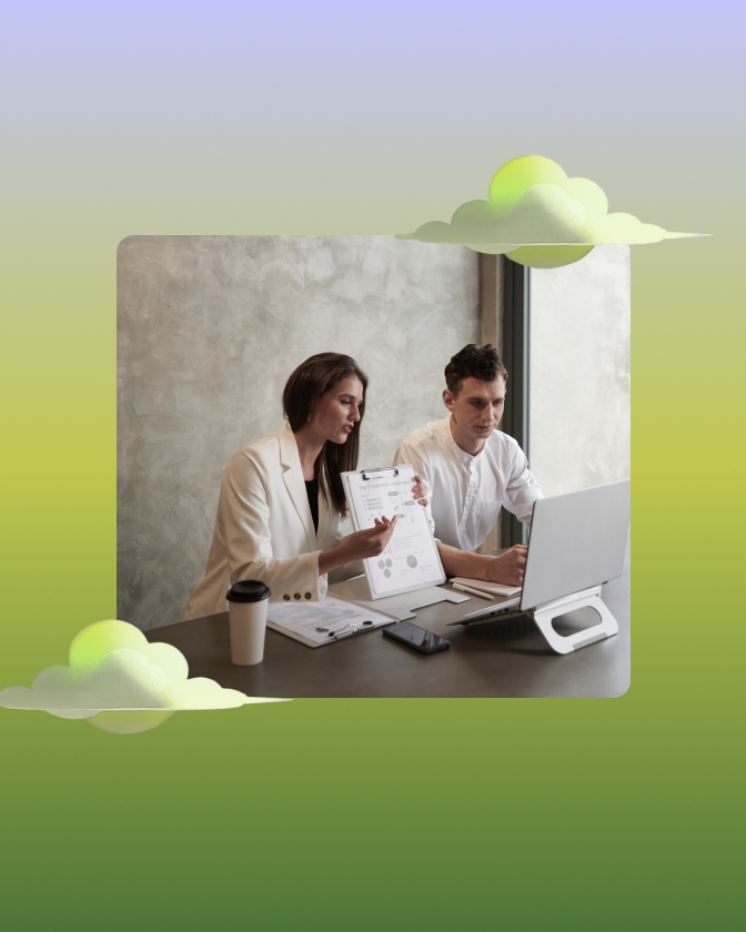 Deux personnes souriantes travaillant sur ordinateur portable entourées d’illustrations de nuages.