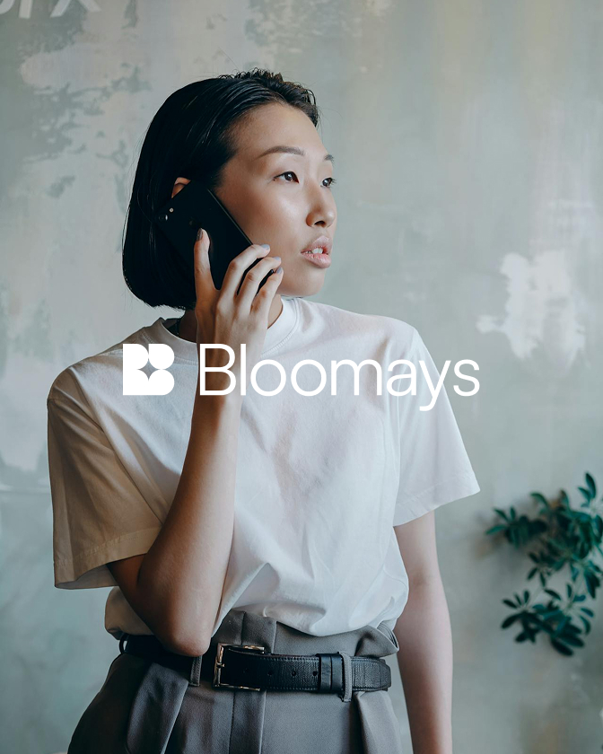 Portrait d’une femme au téléphone avec logo Bloomays.