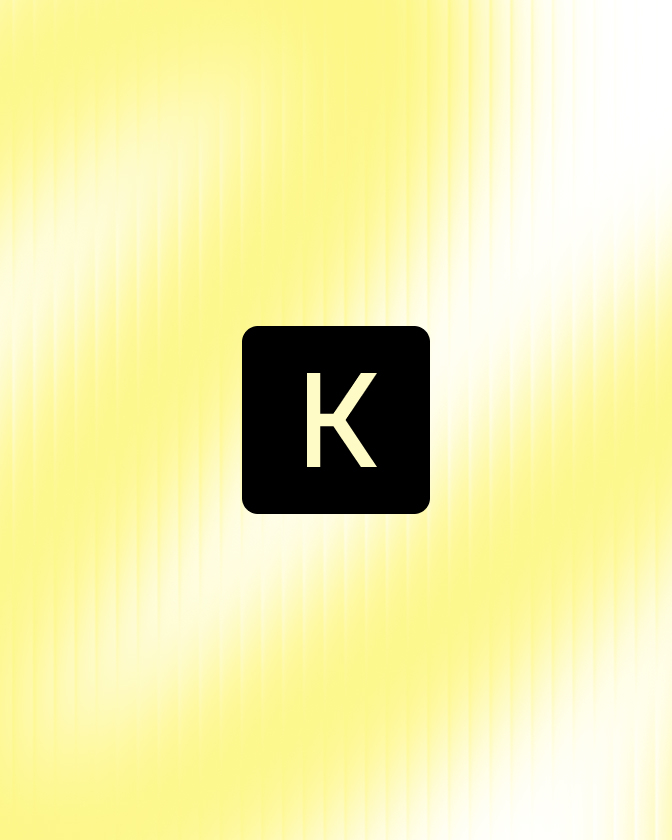 Carré noir avec lettre K blanche sur fond dégradé jaune.
