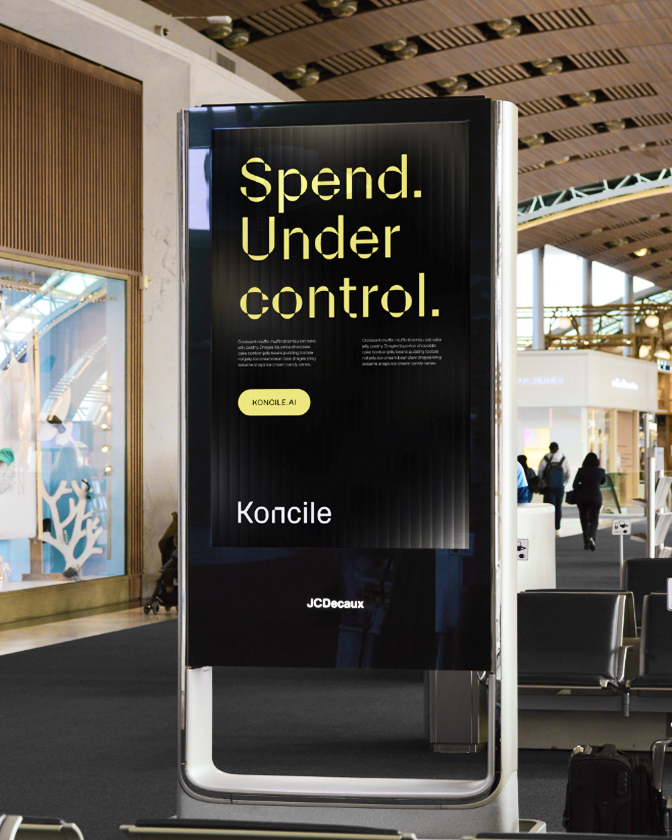 Affichage digital publicitaire avec slogan Spend Under Control et logo Koncile.