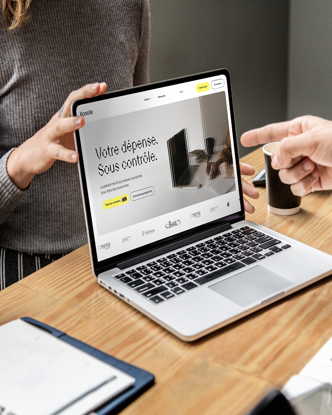 Ordinateur portable affichant la page web Koncile avec design clair et moderne.