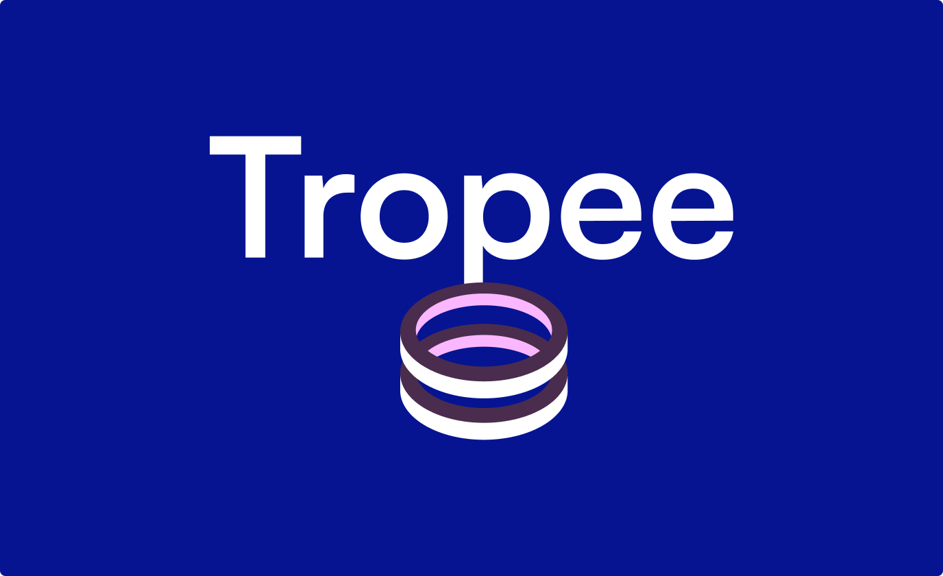 Logo Tropee sur fond bleu avec symbole circulaire violet et rose
