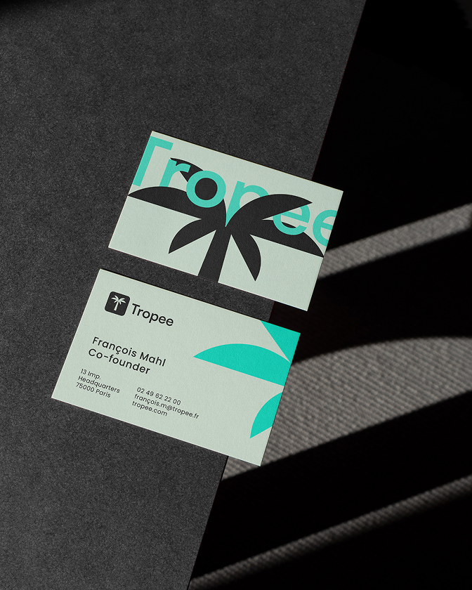 Cartes de visite Tropee vertes avec logo palmier et typographie noire