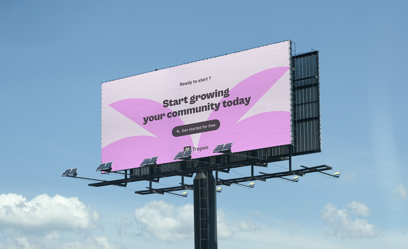 Panneau publicitaire Tropee avec slogan “Start growing your community today” sur fond rose