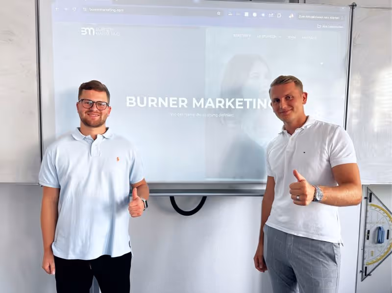 Ben Börner und Gabriel Theisejans vor einer Schultafel