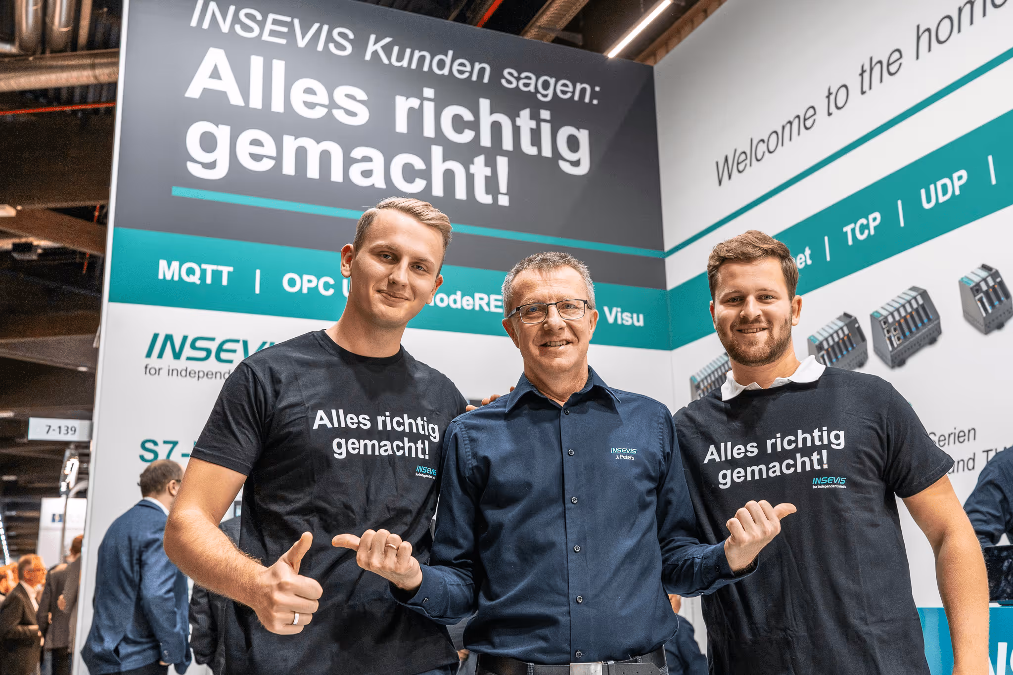 Insevis CEO mit 2 Mitarbeitern von Burner Marketing