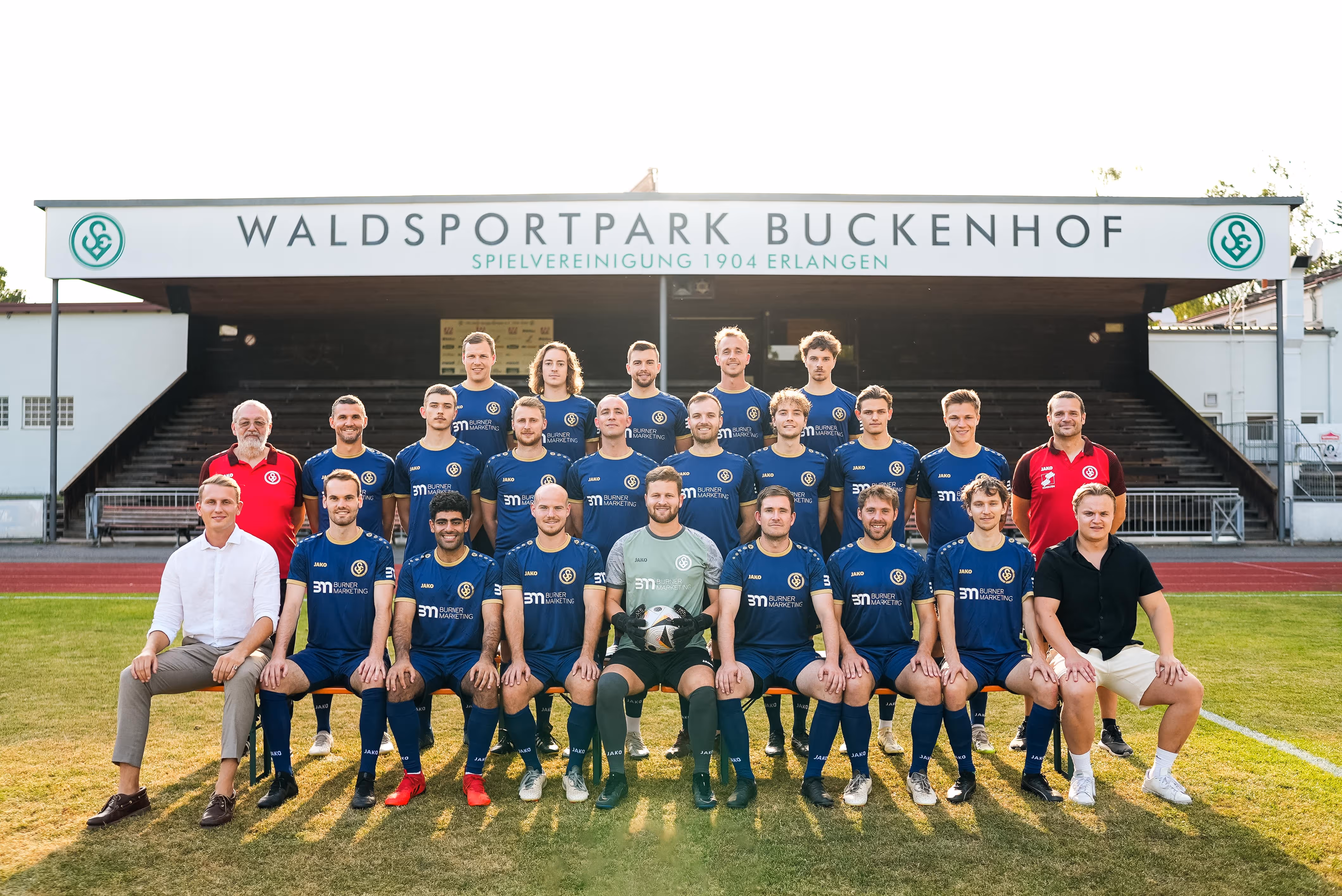 Bild von einer Fußballmannschaft zusammen mit Ben Börner und Gabriel Theisejans als Sponsor von Waldsportpark Buckenhof.

