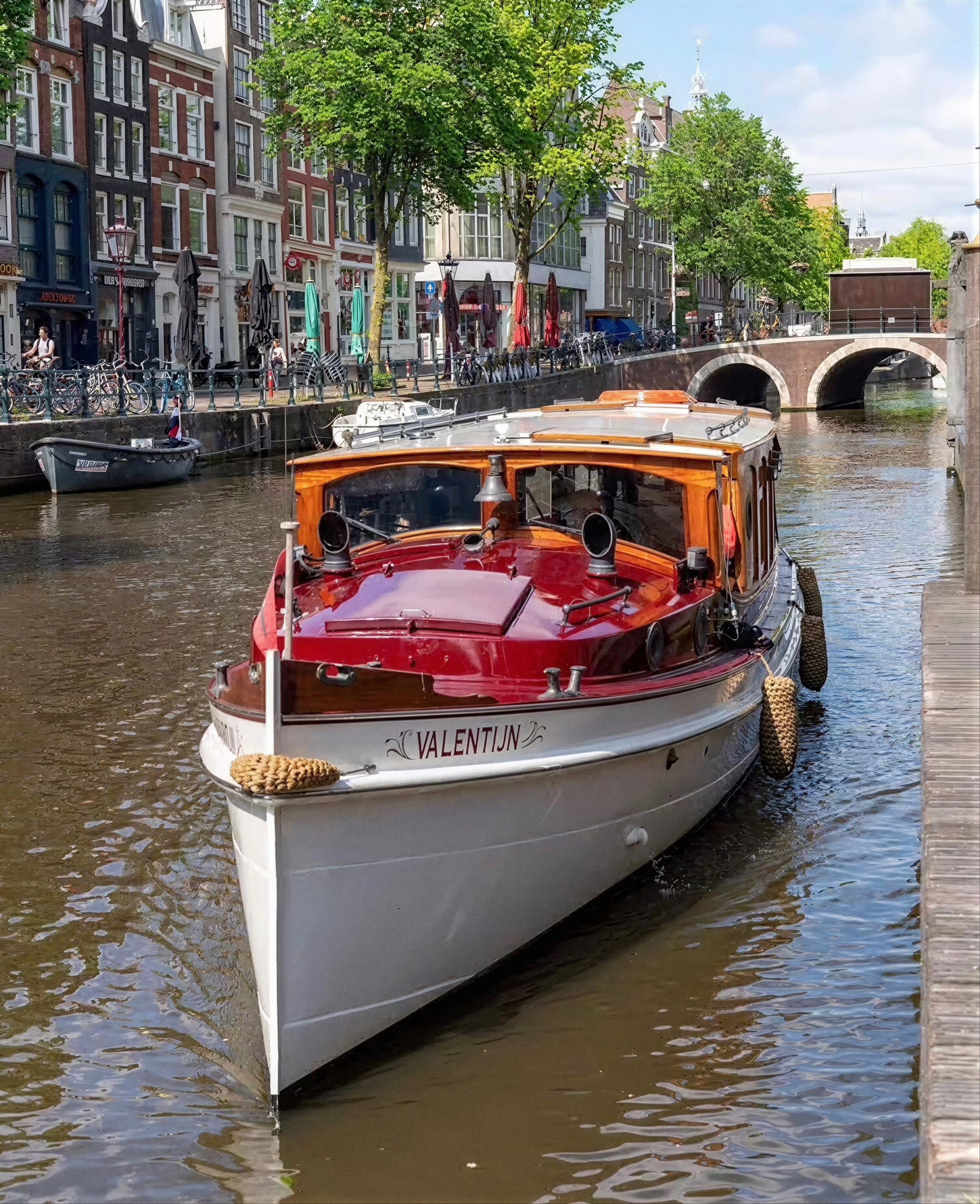 Salonboot Valentijn aangemeerd aan een Amsterdamse gracht