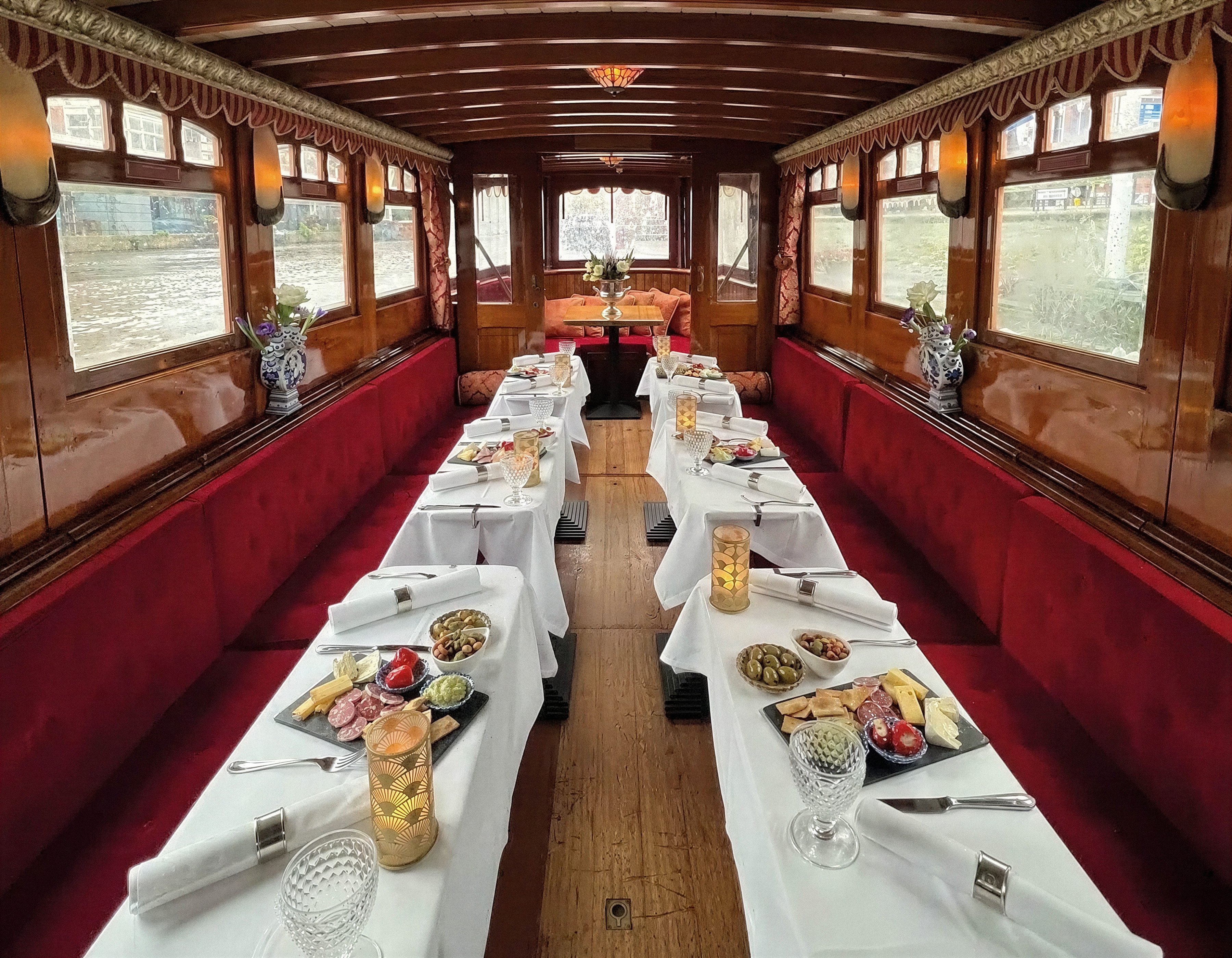 Gedekte salon aan boord van salonboot Valentijn