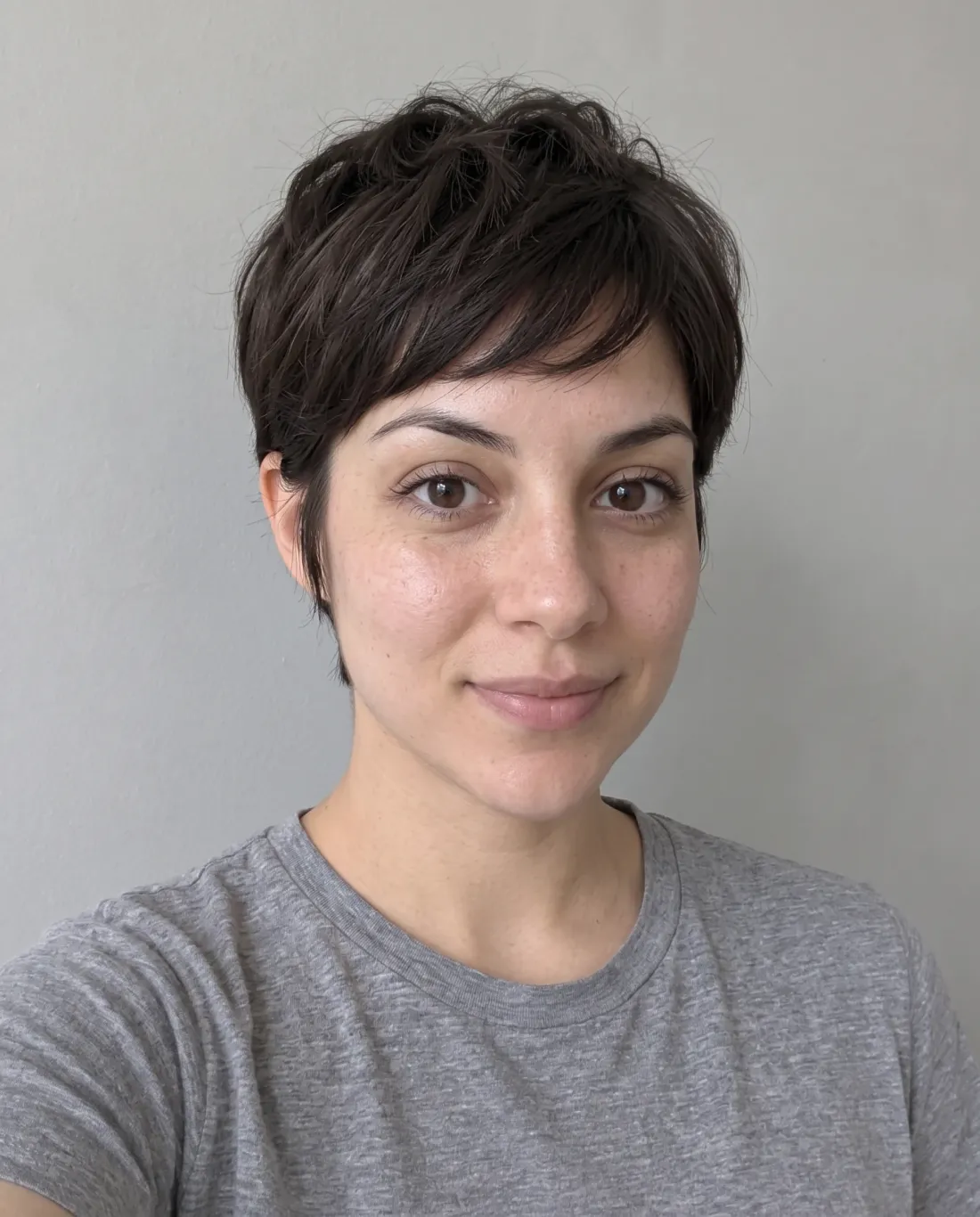 Corte pixie curto e texturizado com franja lateral
