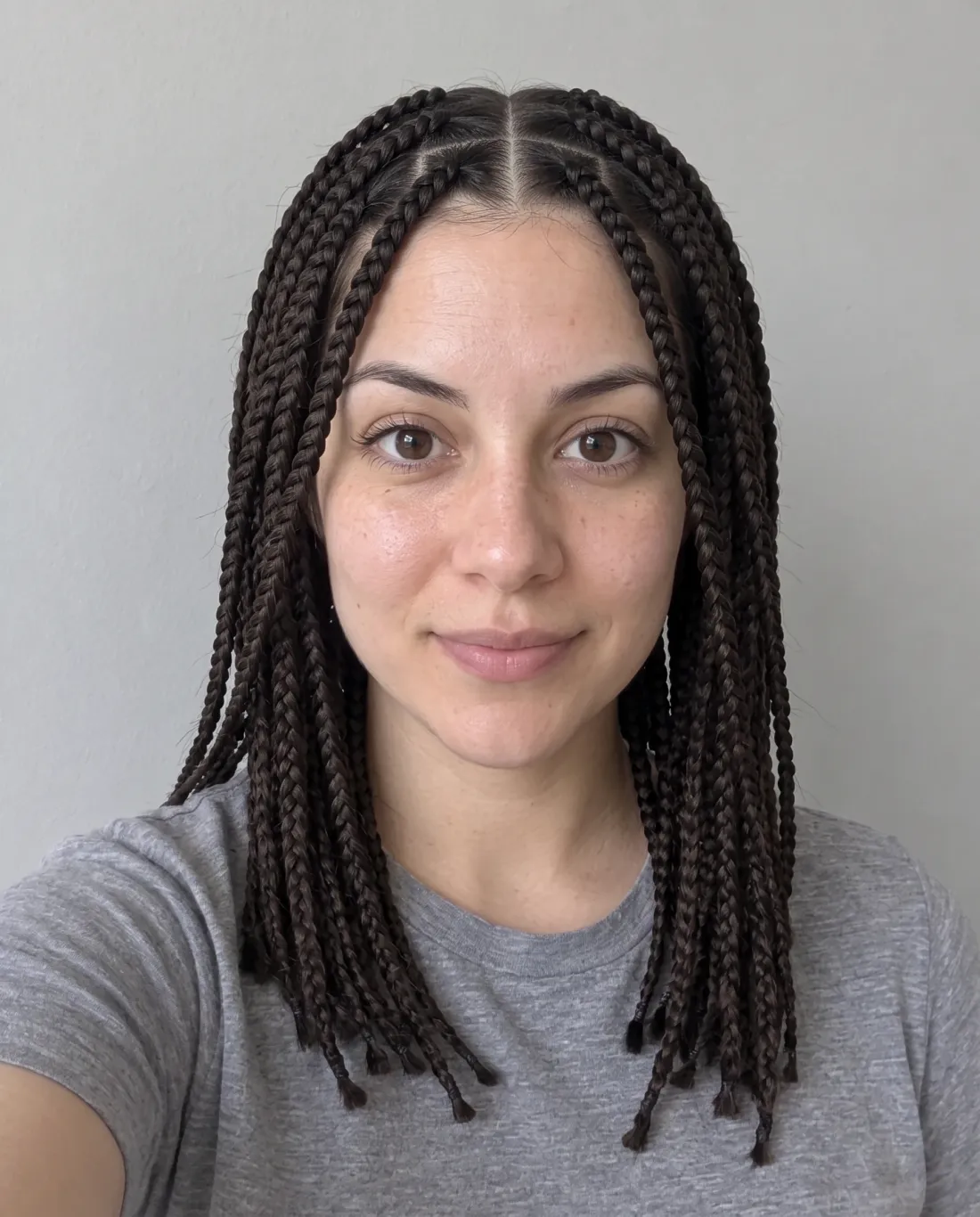 Box braids na altura dos ombros com repartição quadrada