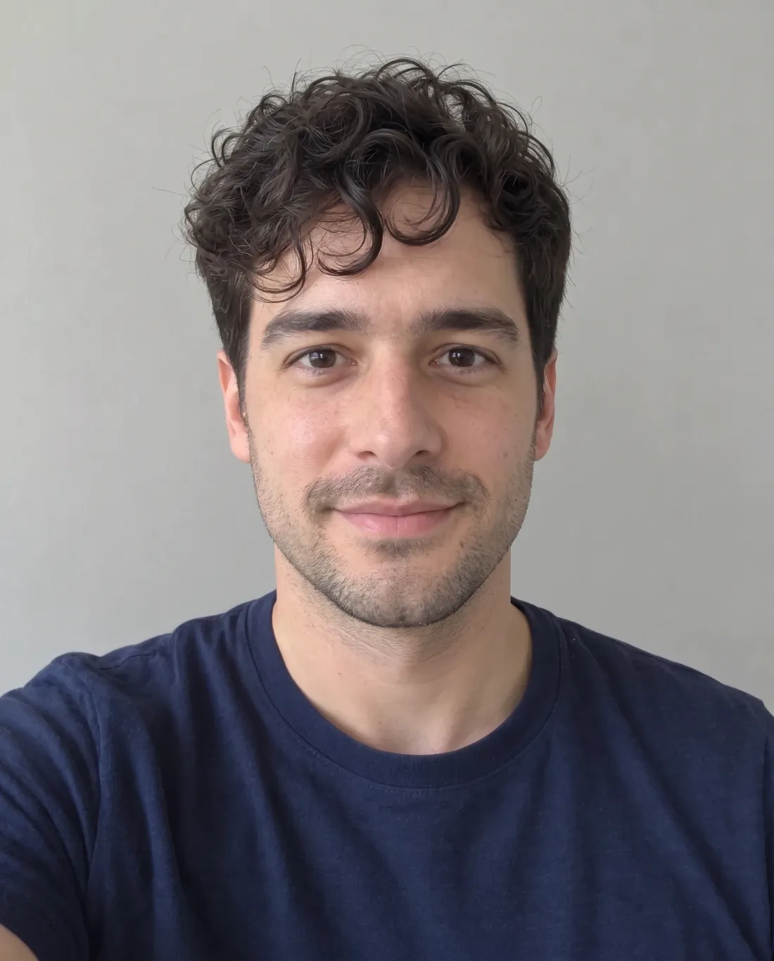 Permanente coreana masculina com cachos e laterais afinadas