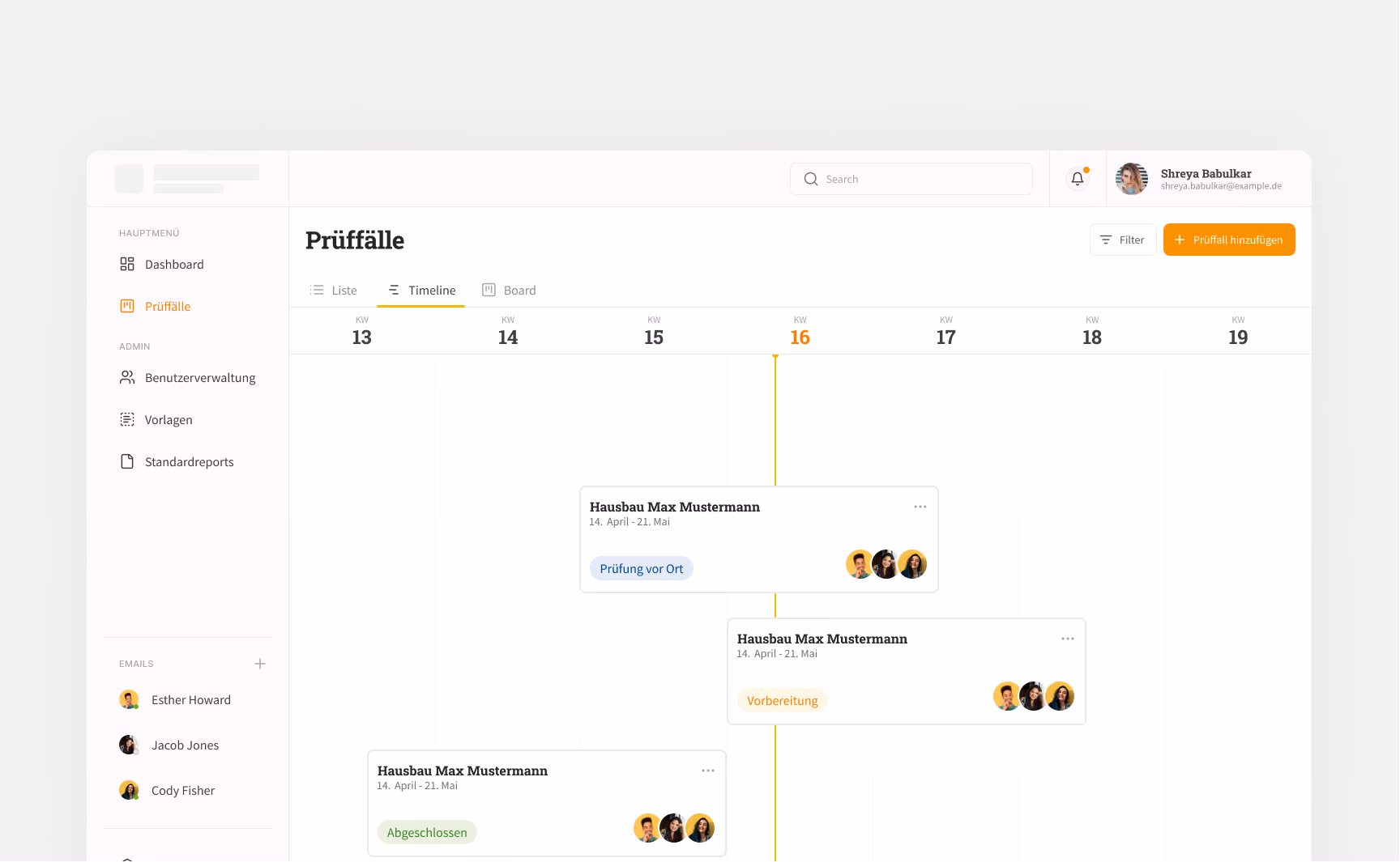 Bildschirmansicht eines Prüfungsfall-Management-Tools mit einer Timeline-Ansicht von Kalenderwochen 13 bis 19, die Prüfungsfälle namens Hausbau Max Mustermann zeigt, mit Statusanzeigen wie Prüfung vor Ort, Vorbereitung und Abgeschlossen, sowie Avatare von Teammitgliedern.