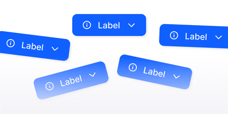 Sechs blaue Schaltflächen mit abgerundeten Ecken, jede mit einem Informationssymbol, dem Text 'Label' und einem nach unten zeigenden Pfeil, unterschiedlich geneigt vor weißem Hintergrund.