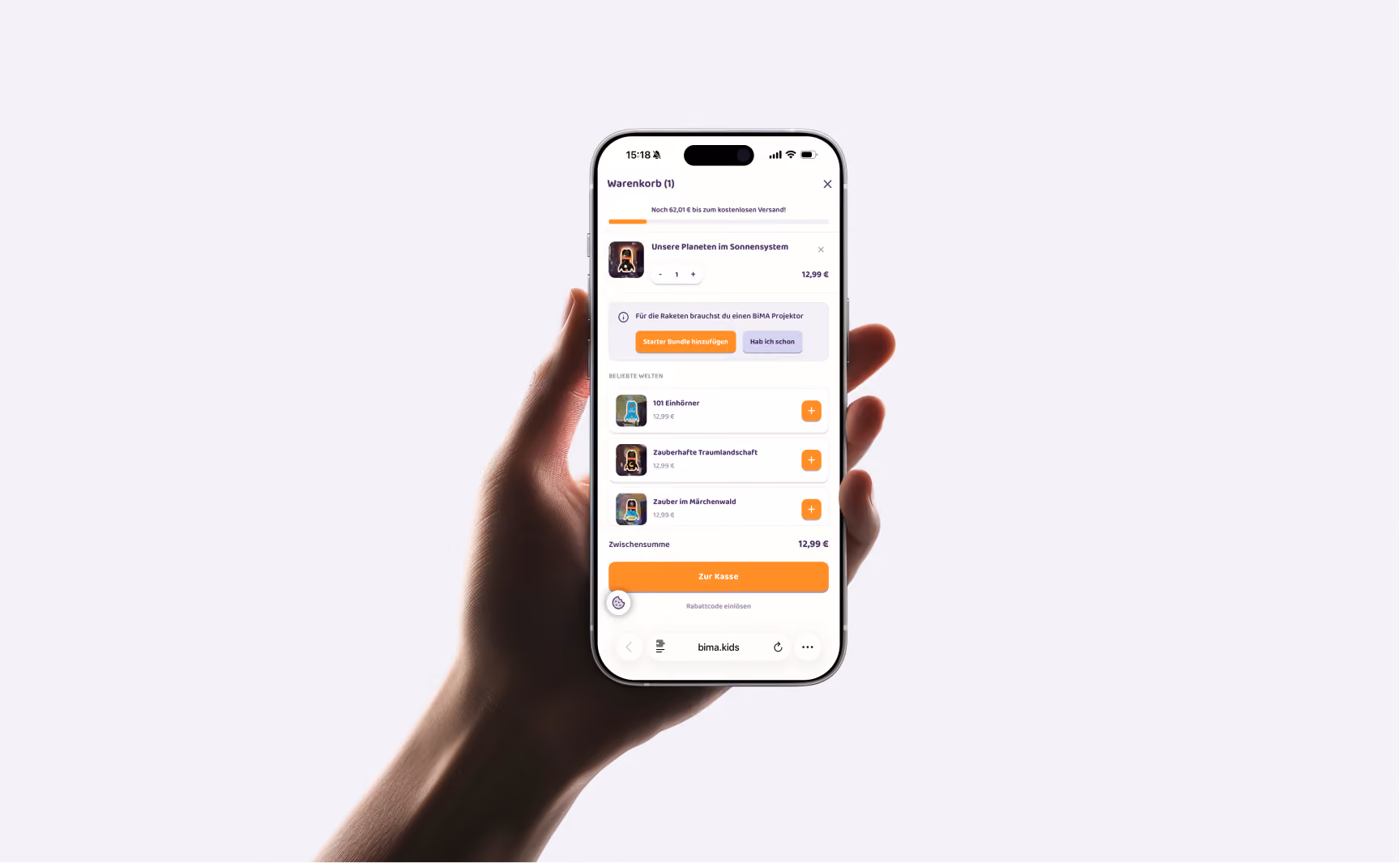 Hand hält ein Smartphone mit einem Warenkorb-Bildschirm eines Online-Shops, der Planeten- und Fantasiewelten mit Preisen und Schaltflächen zum Hinzufügen und zur Kasse zeigt.