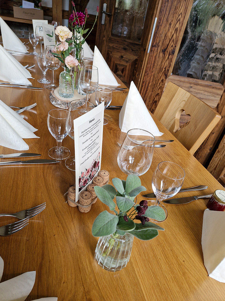 Hochzeitsdekoration auf dem Tisch