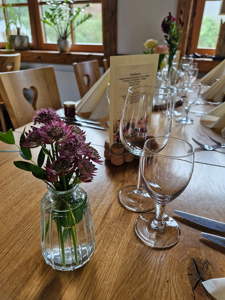 Hochzeitsdekoration auf dem Tisch