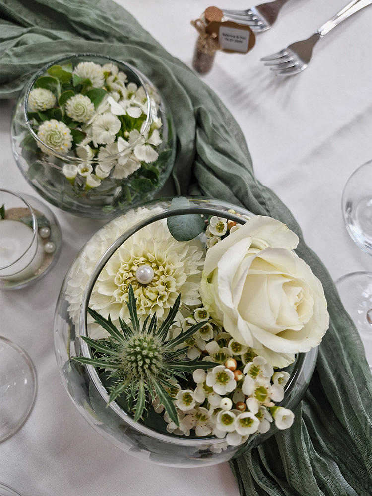 Hochzeitsdekoration auf dem Tisch