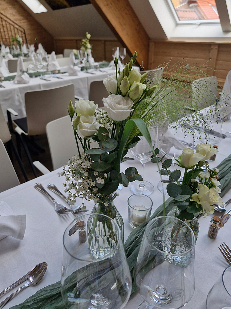 Hochzeitsdekoration auf dem Tisch