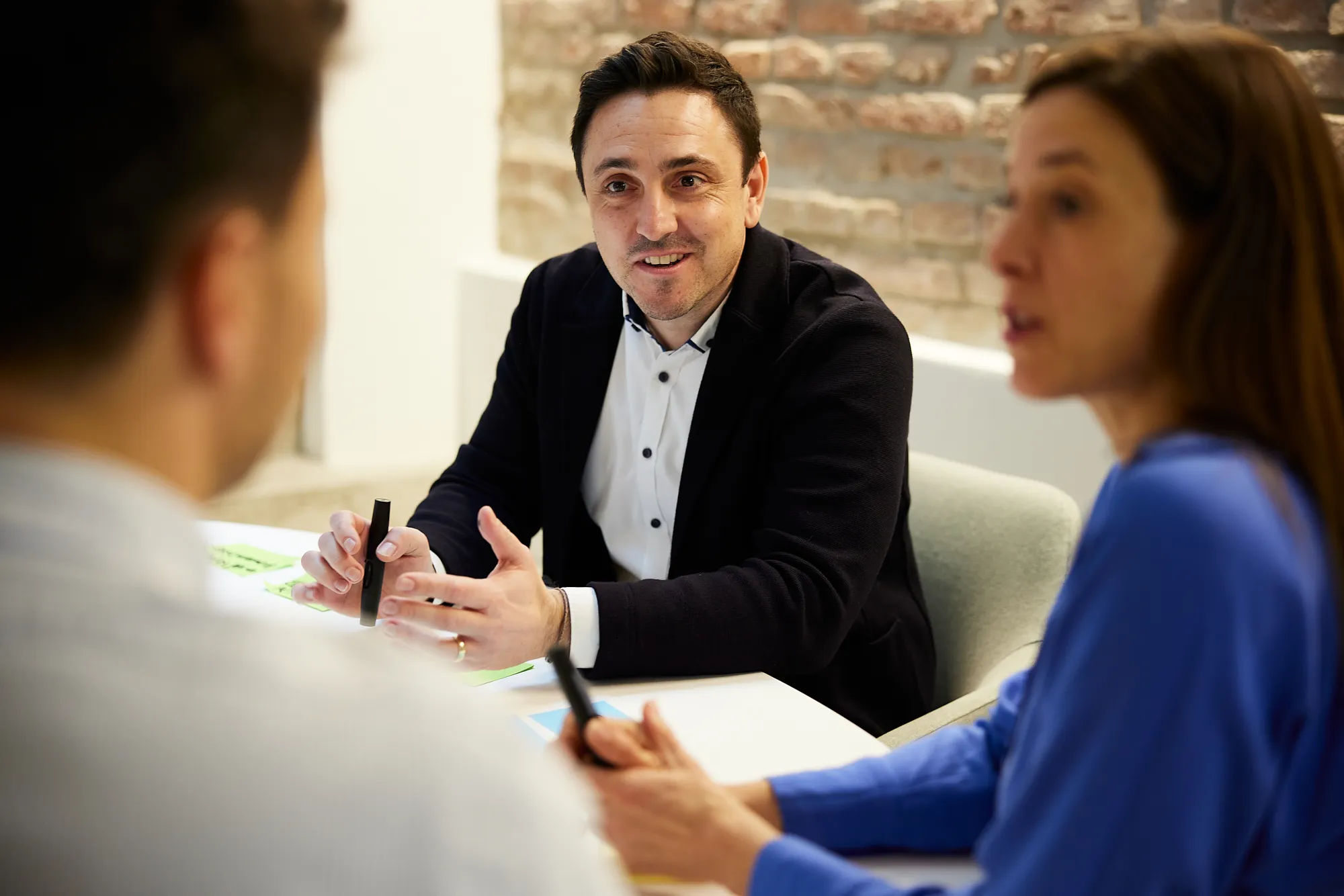 Kulturentwicklung im Workshop mit Berater und zwei Kunden. 