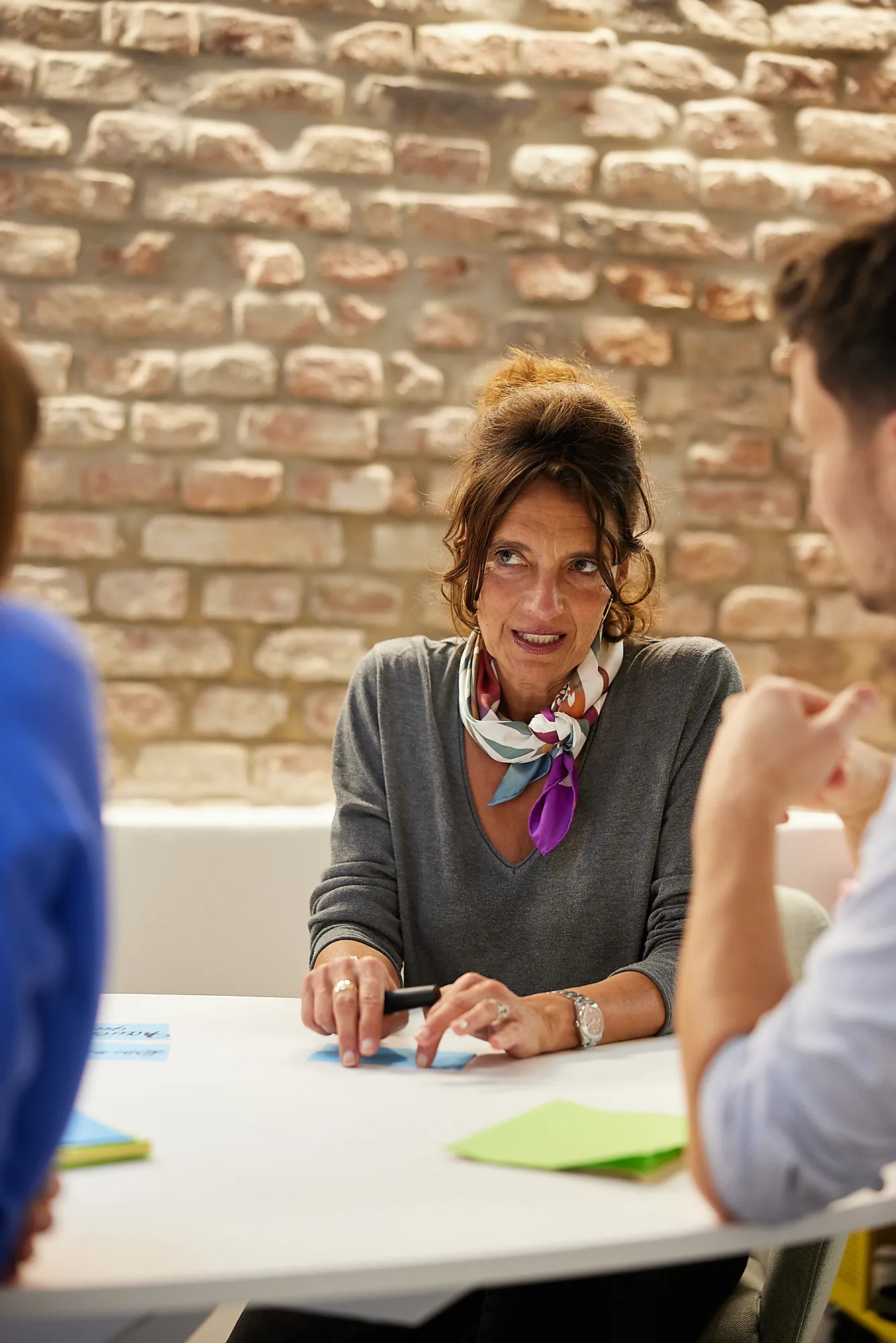 Mediation im Teamworkshop durch weibliche Konfliktmoderatorin