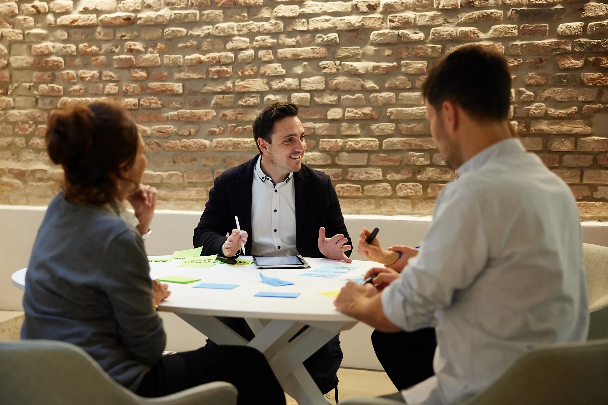 Teamcoaching Workshop – Coach moderiert Diskussion zur Zusammenarbeit im Team