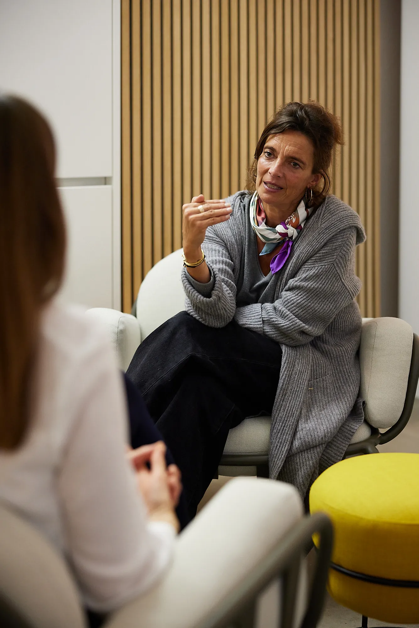 Führungskraft und Mitarbeiter sprechen miteinander im entspannten Setting