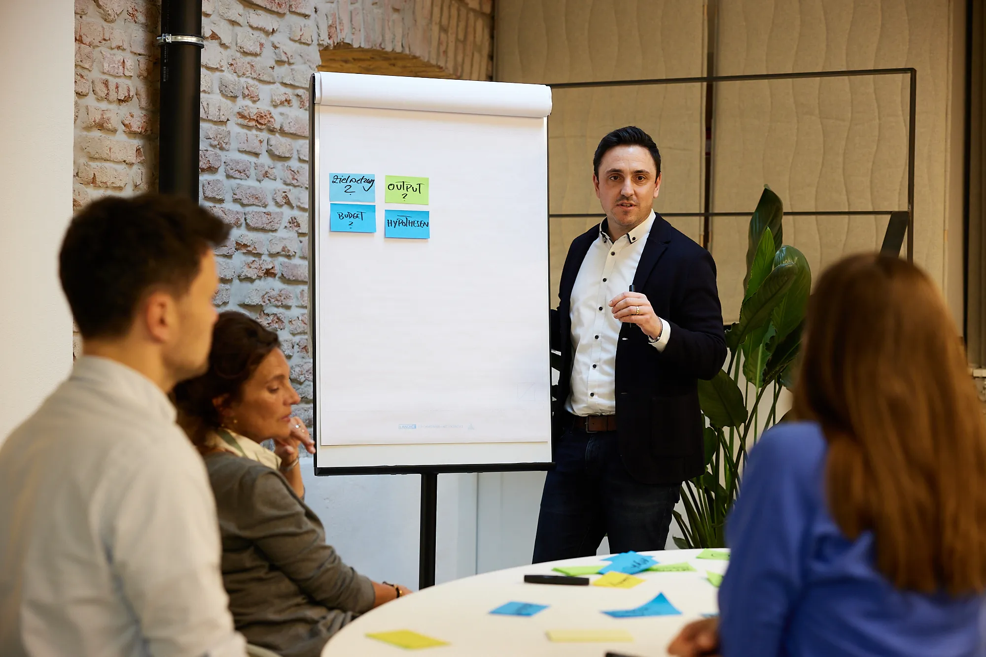 Moderator begleitet Führungskräfte durch Veränderungsprozesse im Workshop