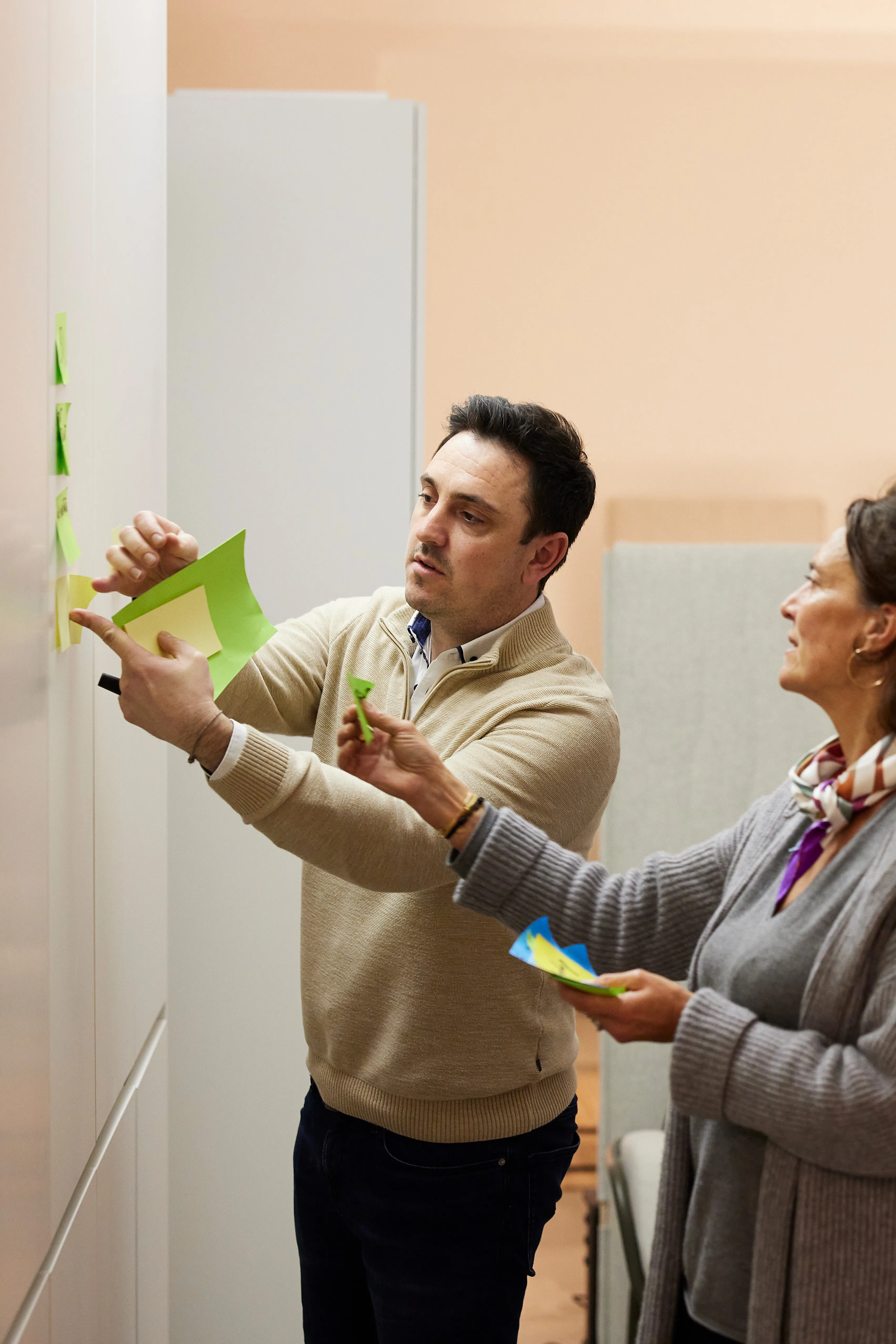 Beraterteam erarbeitet Change Management Konzept mit Post Its