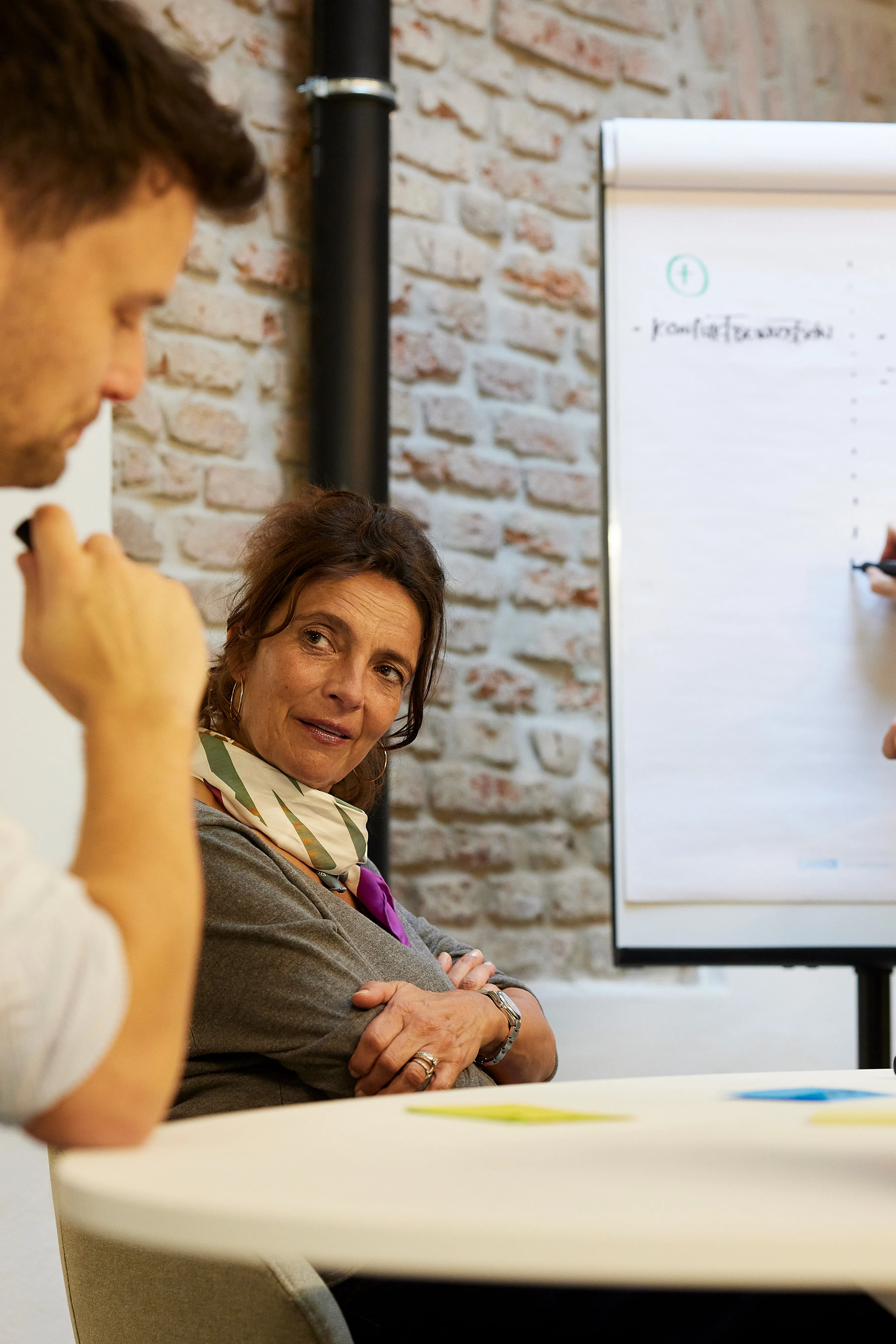 Konfliktmoderation mit zwei Personen im Meetingraum
