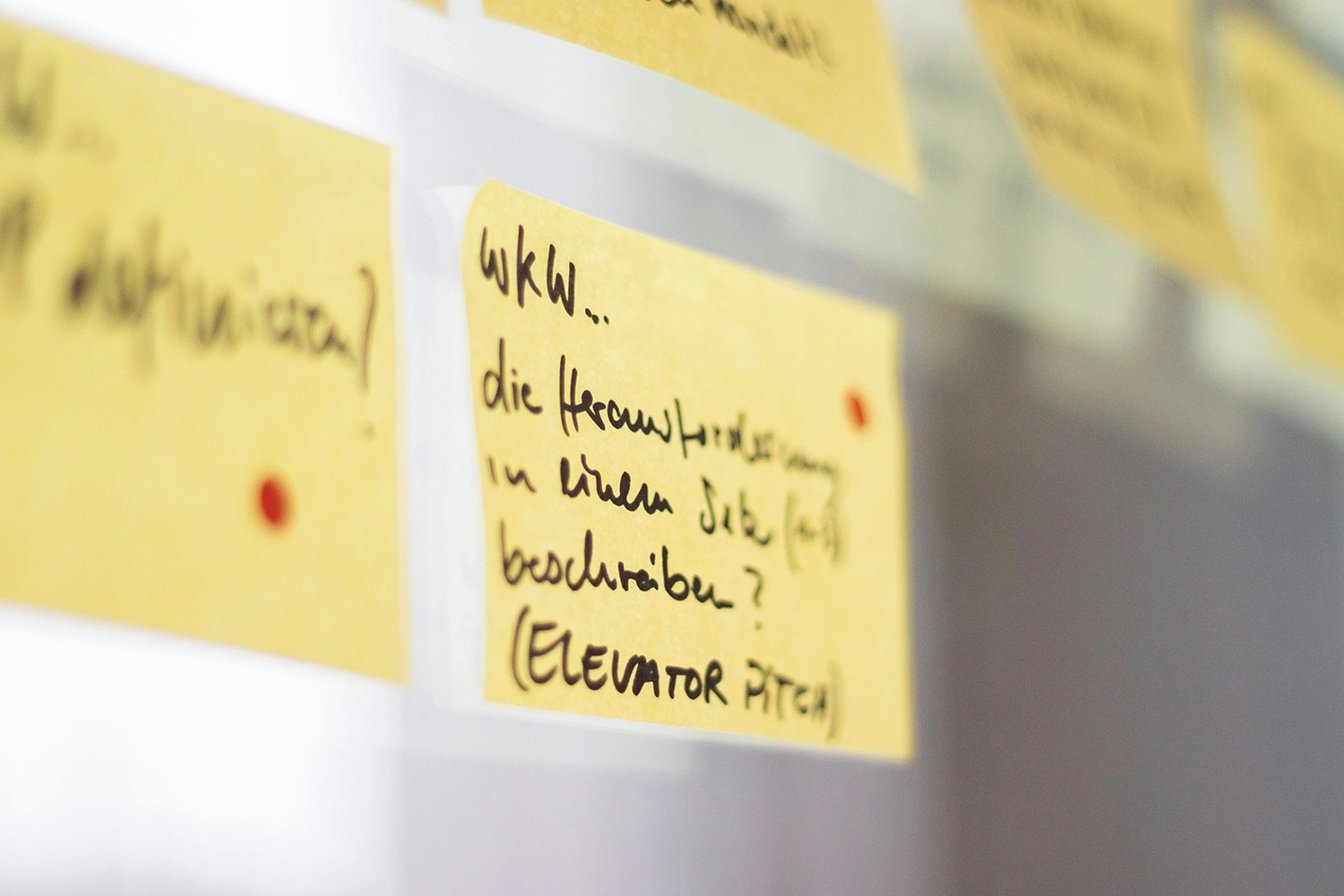 Leitbildelemente auf Post-its