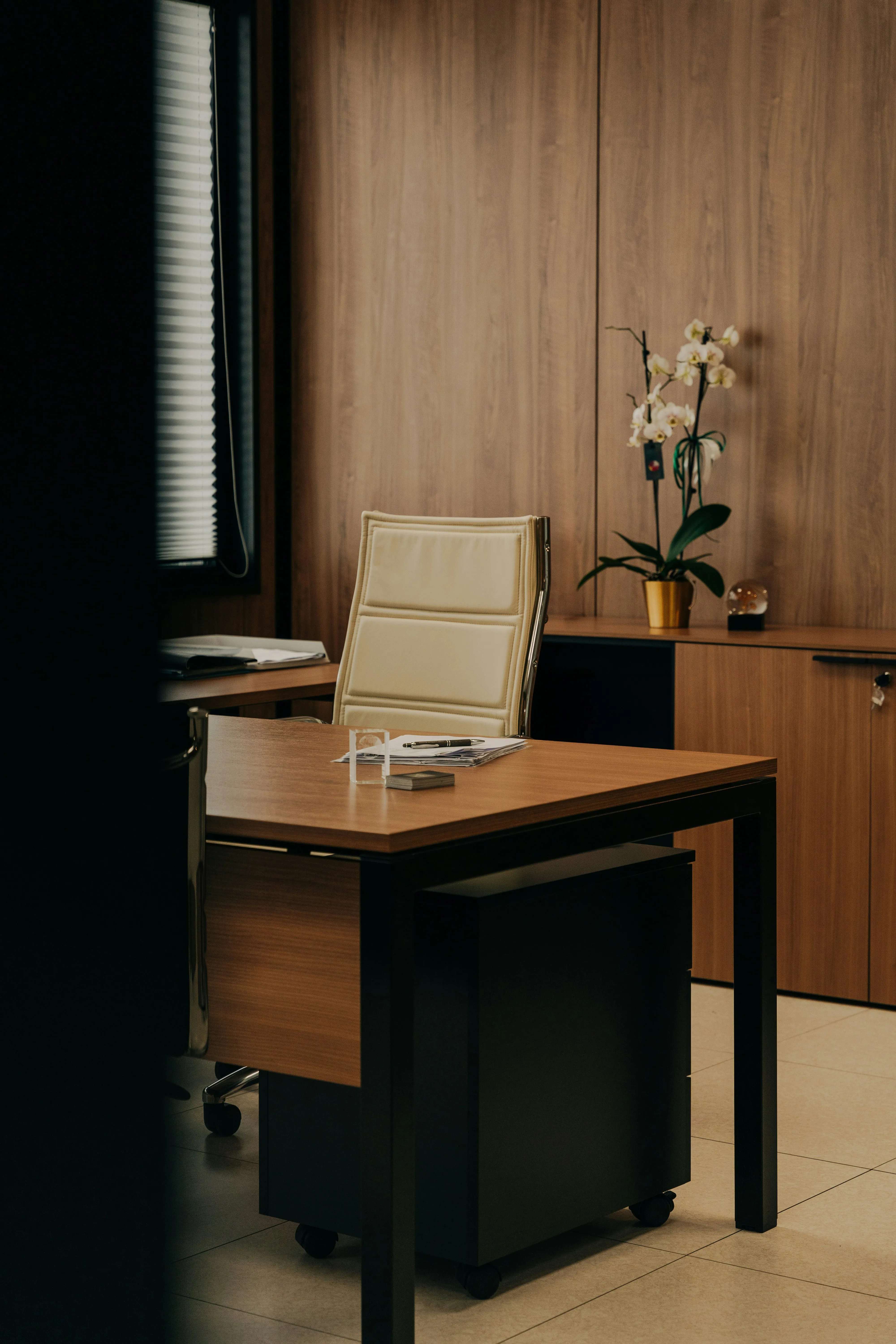 Leeres Büro und Stuhl 