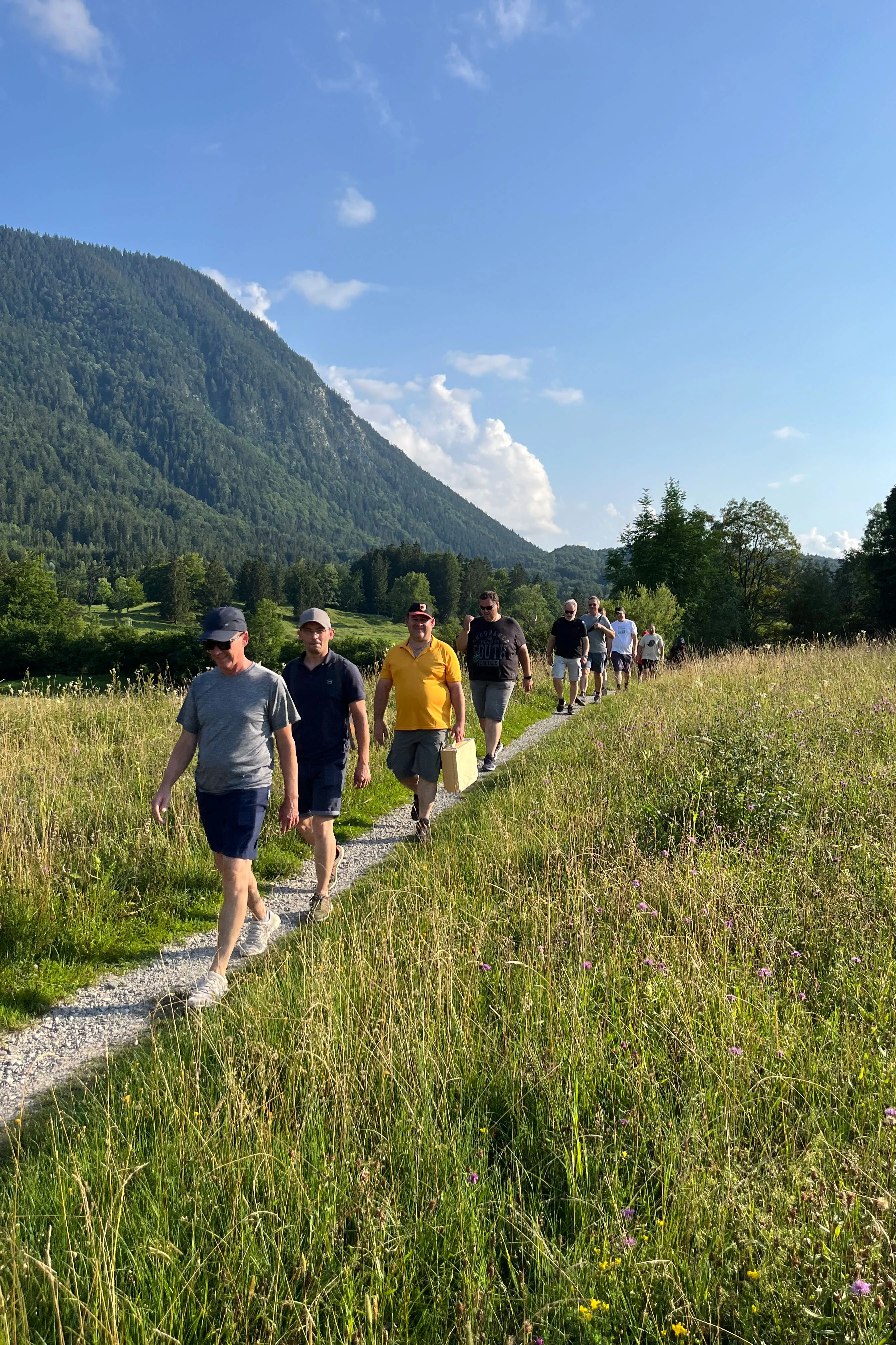 Teamentwicklung in Natur und Bergen mit großem Team