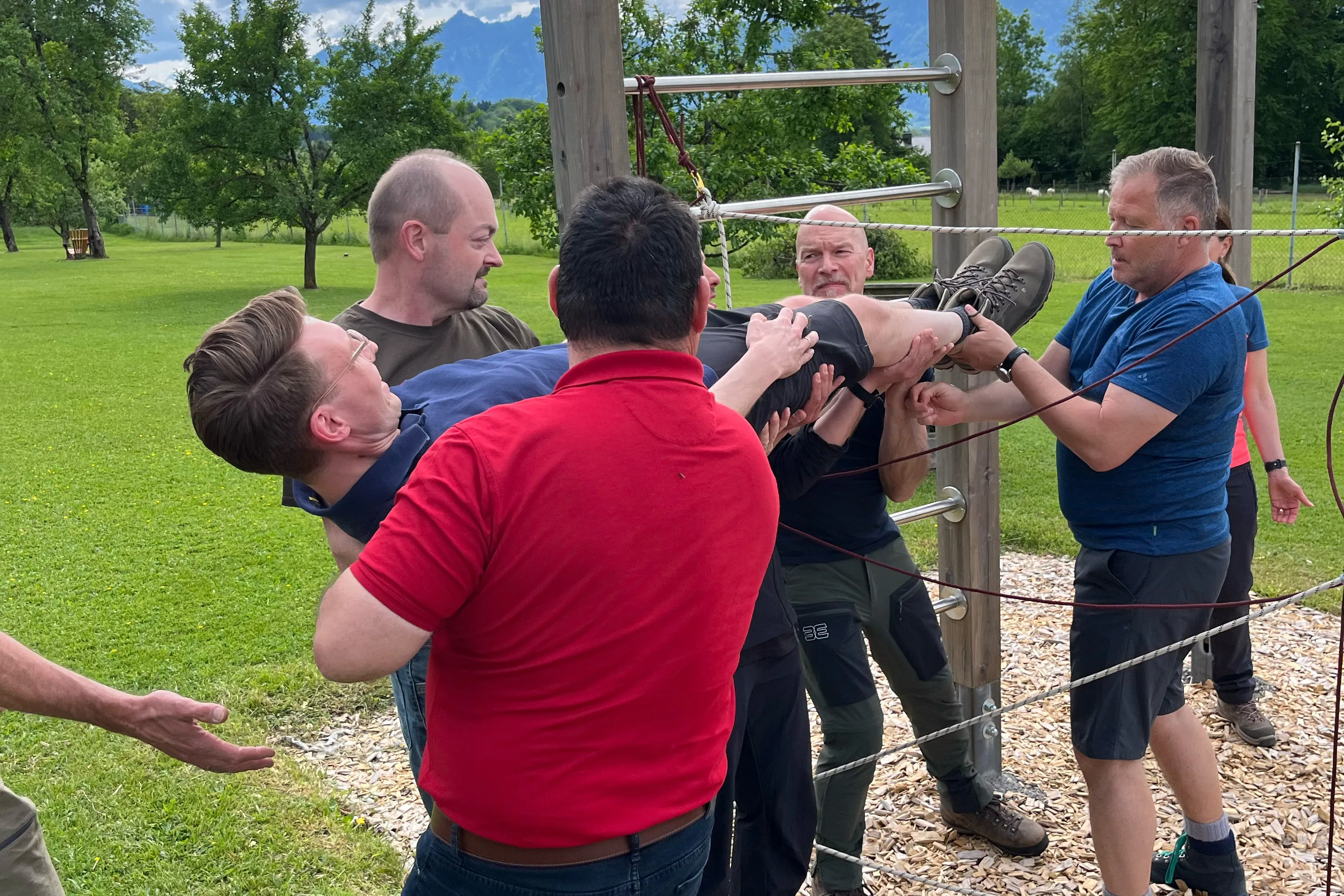 Teamaufgabe in Natur gemeinsam zu lösen 