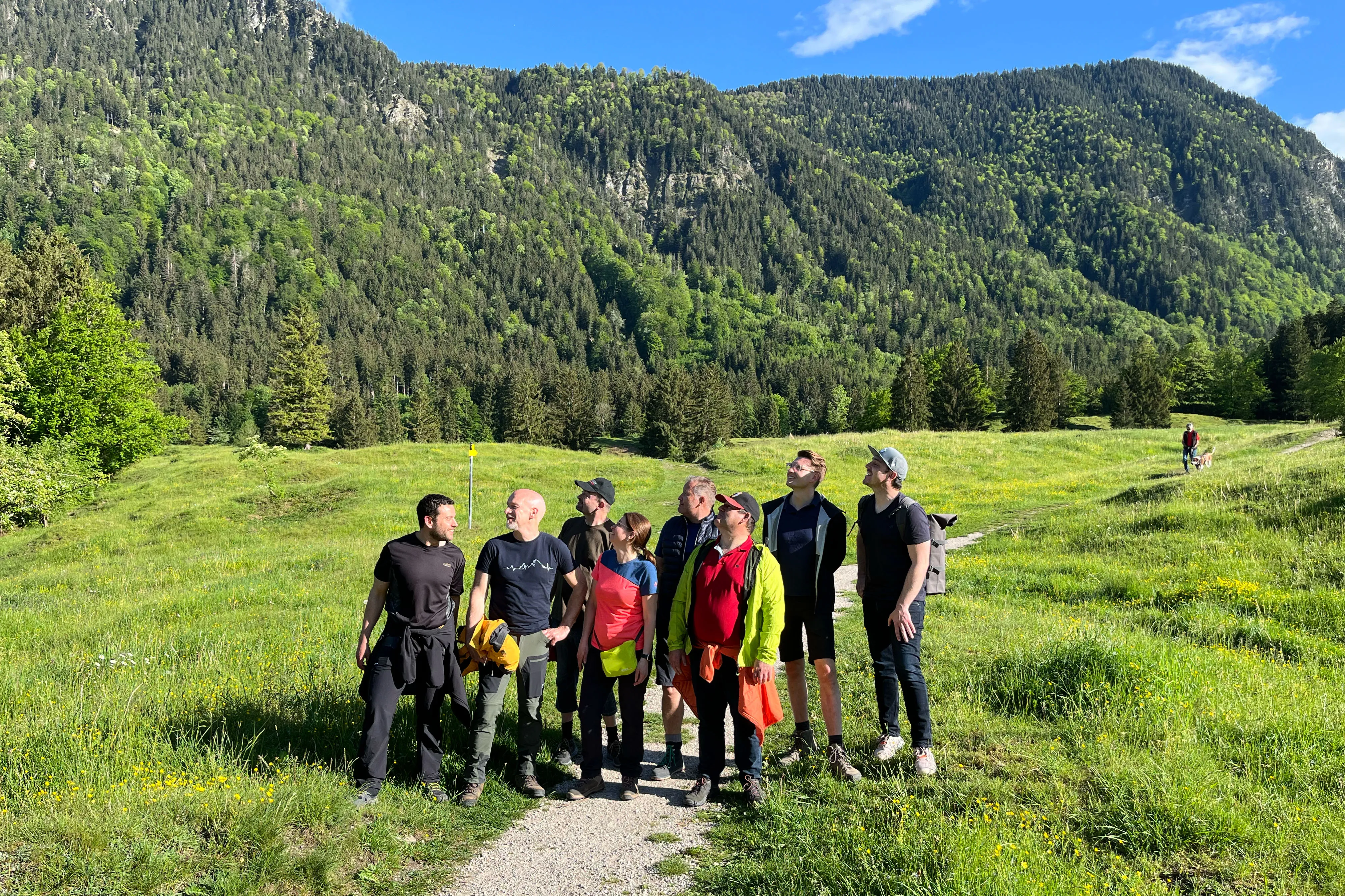 Teamcoaching Outdoor in Natur ,Team feiert Erfolg mit Gruppenfoto