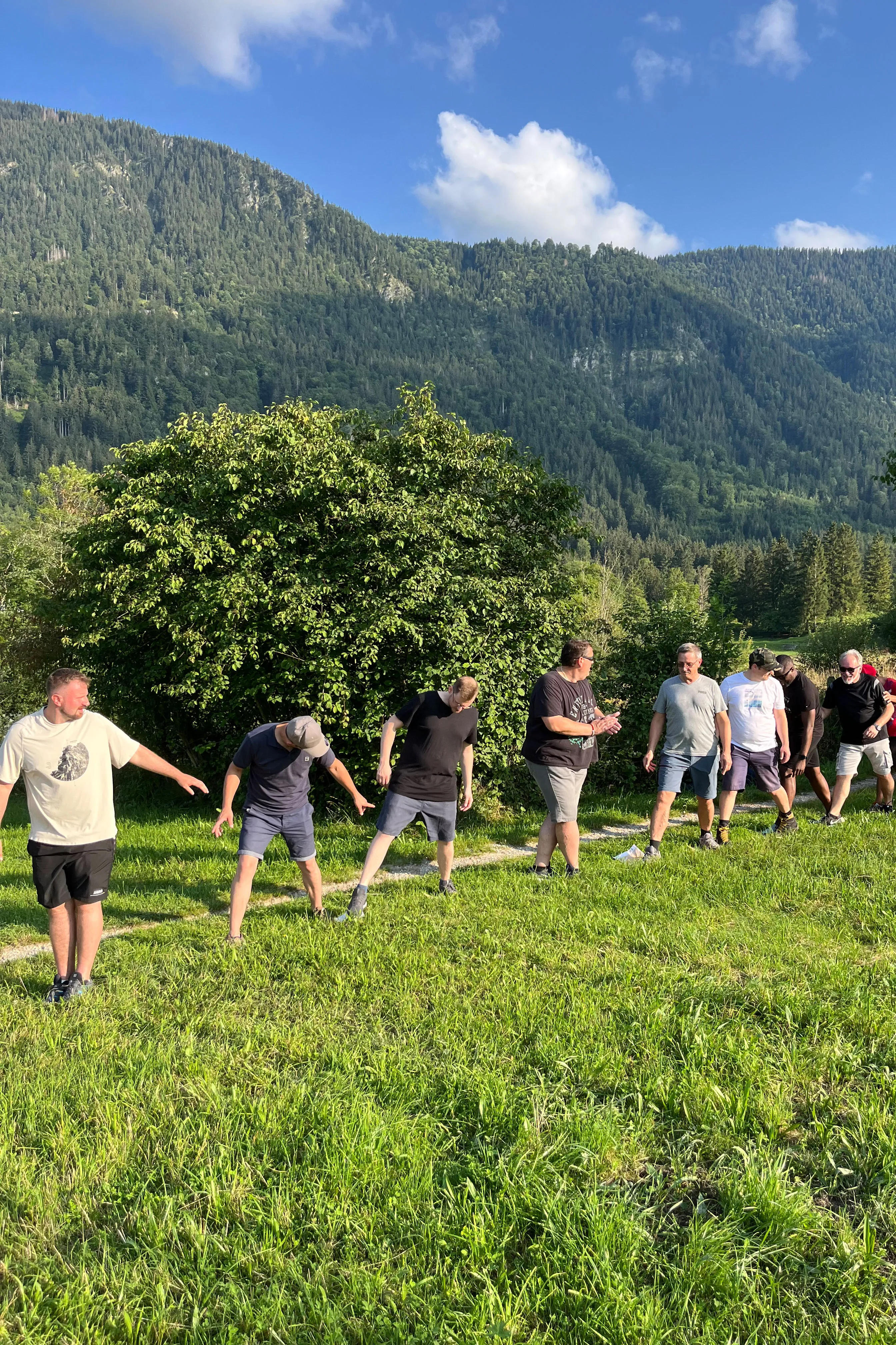 Teamcoaching in Natur, mehrere Personen haben Aufgabe gemeinsam zu lösen
